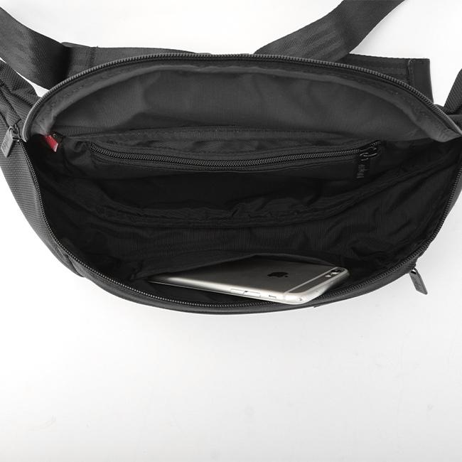 【ブラック　レーベル】極美品　ボディバッグ　チェック柄　レザー　黒 ナイロンコンビカルゼシャドークレストブリッジチェックビジネスボディ