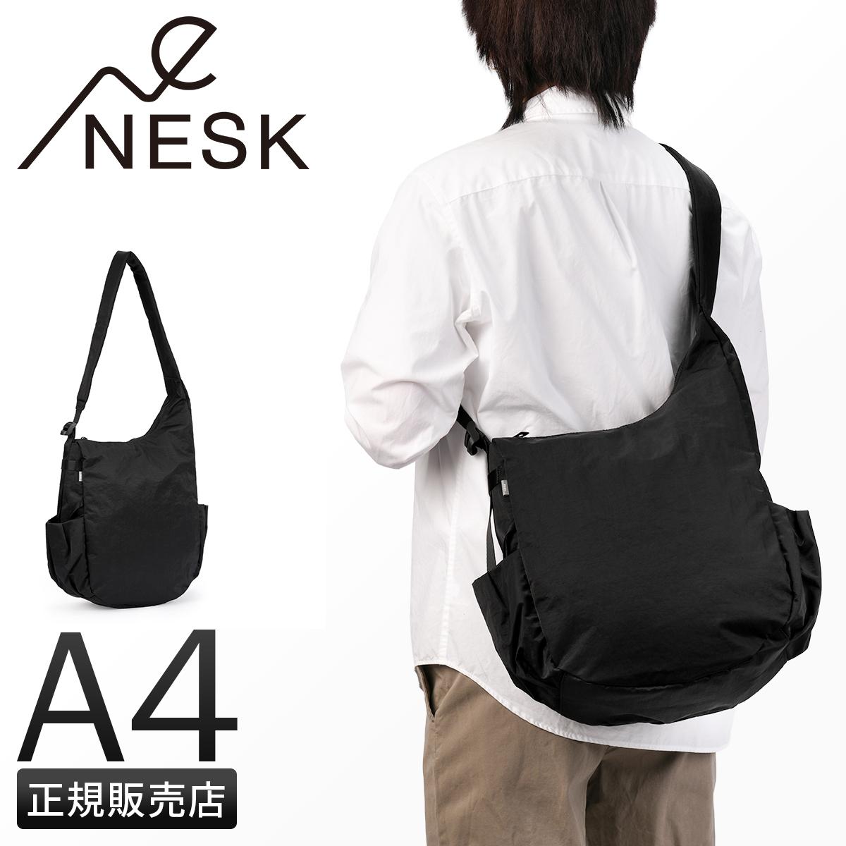 ネスク ウォッシュ ショルダーバッグ ペットボトル 入る 三日月型 A4