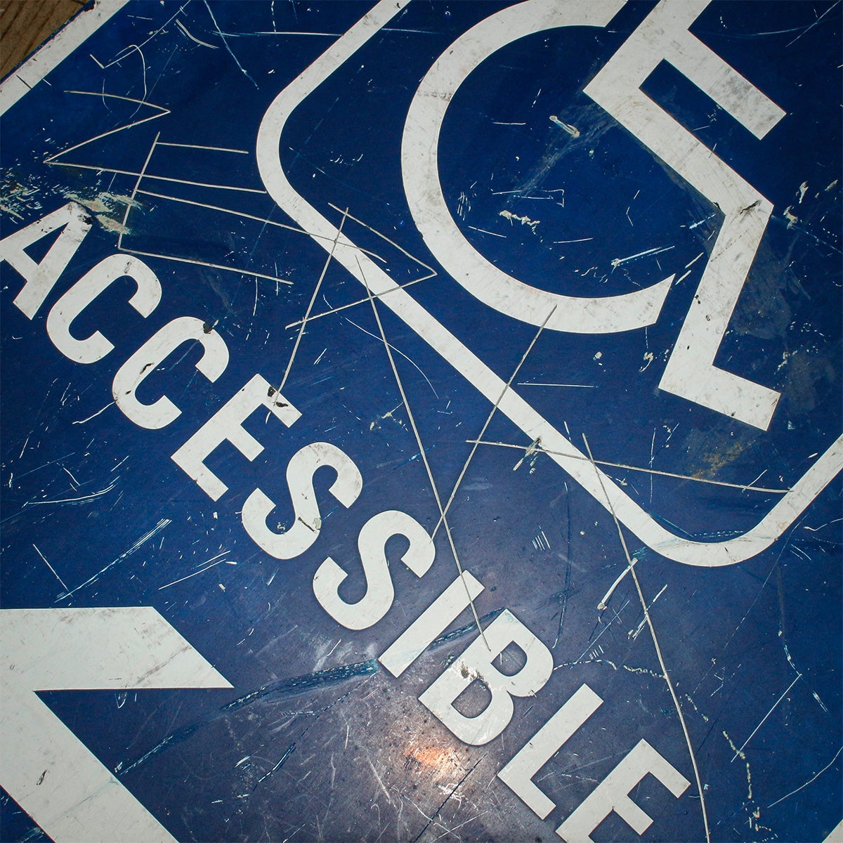怒静の交錯 シンボルマークあり ACCESSIBLE 車椅子マーク メタルサイン VI-1159｜ONLINE STORE by